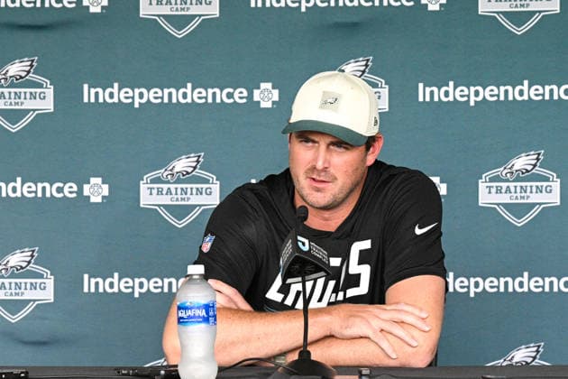 PHILADELPHIA, PA - AUGUST 01: Philadelphia Eagles offensive coordinator Sean Mannion is shown during the Philadelphia Eagles training camp on August 1st, 2026 at Jefferson Health Training Complex in Philadelphia, PA. (Photo by Terence Lewis Icon Sportswire) NFL, American Football Herren, USA AUG 01 Eagles Training Camp EDITORIAL USE ONLY Icon260801018