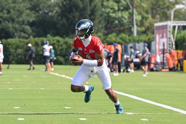 PHILADELPHIA, PA - AUGUST 01: Philadelphia Eagles quarterback Jalen Hurts 1 runs a drill during the Philadelphia Eagles training camp on August 1st, 2026 at Jefferson Health Training Complex in Philadelphia, PA. (Photo by Terence Lewis Icon Sportswire) NFL, American Football Herren, USA AUG 01 Eagles Training Camp EDITORIAL USE ONLY Icon260801019
