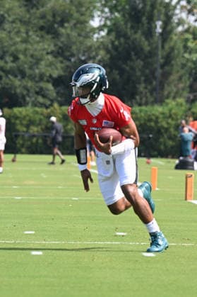PHILADELPHIA, PA - AUGUST 01: Philadelphia Eagles quarterback Jalen Hurts 1 runs a drill during the Philadelphia Eagles training camp on August 1st, 2026 at Jefferson Health Training Complex in Philadelphia, PA. (Photo by Terence Lewis Icon Sportswire) NFL, American Football Herren, USA AUG 01 Eagles Training Camp EDITORIAL USE ONLY Icon260801020