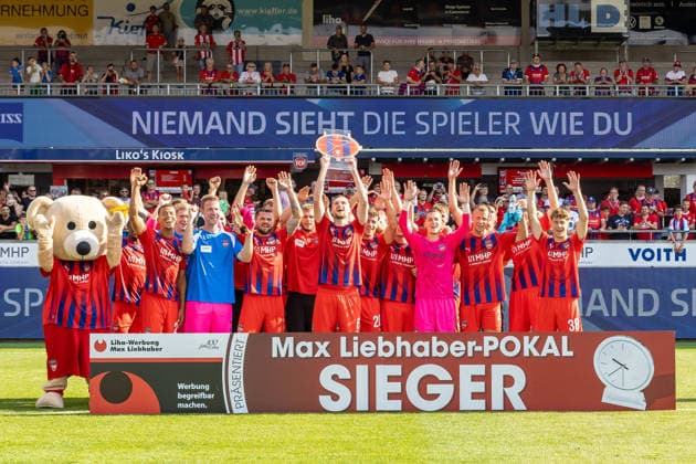 Kapitaen Patrick Mainka (1.FC Heidenheim, 06) streckt den Pokal in die Hoeher Emotionen Jubel Feier Team, GER, 1. FC Heidenheim vs. FC Ingolstadt, Fußball, Max-Liebhaber-Pokal, 2026 2027, 01.08.2026, DFL DFB REGULATIONS PROHIBIT ANY USE OF PHOTOGRAPHS AS IMAGE SEQUENCES AND OR QUASI-VIDEO, GER, 1. FC Heidenheim vs. FC Ingolstadt, Fußball, Max-Liebhaber-Pokal, 2026 2027, 01.08.2026 Heidenheim *** Captain Patrick Mainka of 1. FC Heidenheim, 06, raises the trophy high; emotions, jubilation, celebration, team, GER, 1. FC Heidenheim vs. FC Ingolstadt, soccer, Max Liebhaber Cup, 2026–2027, August 1, 2026, DFL and DFB regulations prohibit any use of photographs as image sequences and or quasi-video, GER, 1 FC Heidenheim vs. FC Ingolstadt, Soccer, Max Liebhaber Cup, 2026–2027, August 1, 2026, Heidenheim Copyright: xEibner-Pressefoto JanixPlessx EP_JPL