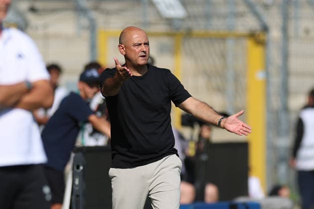 01.08.2026, Fussball Testspiel, SV Waldhof Mannheim - Eintracht Frankfurt, emspor, bespor, sespor, v.l., Trainer Rui Mota (SV Waldhof Mannheim) gibt Anweisungen, gestikuliert, mit den Armen gestikulieren, gives instructions, gesticulate DFL DFB REGULATIONS PROHIBIT ANY USE OF PHOTOGRAPHS AS IMAGE SEQUENCES AND OR QUASI-VIDEO. xdcx *** August 1, 2026, Soccer Friendly Match, SV Waldhof Mannheim vs. Eintracht Frankfurt, emspor, bespor, sespor, from left, Coach Rui Mota of SV Waldhof Mannheim gives instructions, gesticulates, gestures with his arms, gives instructions, gesticulates DFL DFB REGULATIONS PROHIBIT ANY USE OF PHOTOGRAPHS AS IMAGE SEQUENCES AND OR QUASI-VIDEO xdcx Copyright: HMBxMedia Claus