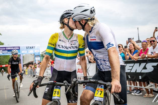 Australian cyclist Tiffany Cromwell (left) and Finnish Formula 1 driver Valtteri Bottas are kissing at the finish line of the World Cycling Series race in the gravel discipline, Hlinsko, Chrudim district, Pardubice Region, August 1st, 2026. They are a couple. (CTKxPhoto DavidxTanecek) CTKPhotoP2026080103717  CTKPhotoP2026080103717