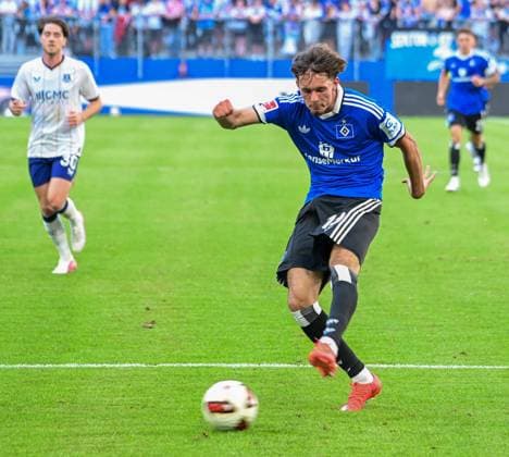 Torschuss Otto Stange ( HSV ) Deutschland , Hamburg , Volksparkstadion , Fussball , 1. Bundesliga , Hamburger SV - FC Everton *** Shot on goal by Otto Stange, HSV Germany, Hamburg, Volksparkstadion, soccer, Bundesliga 1, Hamburger SV vs. Everton FC