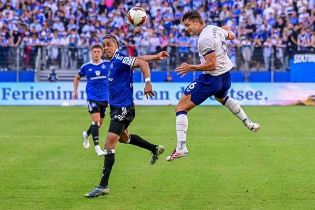 Yussuf Poulsen ( HSV ) James Tarkowski ( Everton ) Deutschland , Hamburg , Volksparkstadion , Fussball , 1. Bundesliga , Hamburger SV - FC Everton *** Yussuf Poulsen (HSV), James Tarkowski (Everton), Germany, Hamburg, Volksparkstadion, soccer, Bundesliga 1, Hamburger SV, Everton FC