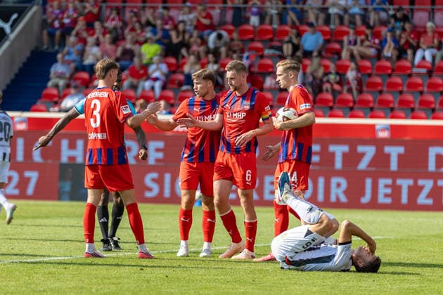 Tor Torjubel Jubel Freude Emotionen Mimik Gestik Patrick Mainka (1.FC Heidenheim, 06) feiert mit Jan Schoeppner (1.FC Heidenheim, 03) Luca Kerber (1.FC Heidenheim, 20) Maximilian Breunig (1.FC Heidenheim, 14) Georgios Antzoulas (FC Ingolstadt 04, 06) am Boden, GER, 1. FC Heidenheim vs. FC Ingolstadt, Fußball, Max-Liebhaber-Pokal, 2026 2027, 01.08.2026, DFL DFB REGULATIONS PROHIBIT ANY USE OF PHOTOGRAPHS AS IMAGE SEQUENCES AND OR QUASI-VIDEO, GER, 1. FC Heidenheim vs. FC Ingolstadt, Fußball, Max-Liebhaber-Pokal, 2026 2027, 01.08.2026 Heidenheim *** Goal Goal celebration Cheering Joy Emotions Facial expressions Gestures Patrick Mainka 1 FC Heidenheim, 06 celebrates with Jan Schoeppner 1 FC Heidenheim, 03 Luca Kerber 1 FC Heidenheim, 20 Maximilian Breunig 1 FC Heidenheim, 14 Georgios Antzoulas FC Ingolstadt 04, 06 on the ground, GER, 1 FC Heidenheim vs. FC Ingolstadt, soccer, Max Liebhaber Cup, 2026–2027, August 1, 2026, DFL and DFB regulations prohibit any use of photographs as image sequences and or quasi-video, GER, 1 FC Heidenheim vs. FC Ingolstadt, soccer, Max Liebhaber Cup, 2026–2027, August 1, 2026, Heidenheim Copyright: xEibner-Pressefoto JanixPlessx EP_JPL