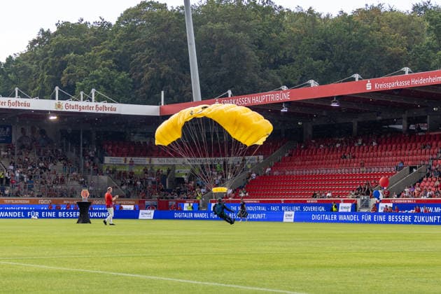 Fallschirmspringer vor dem Spiel landet auf dem Feld, GER, 1. FC Heidenheim vs. FC Ingolstadt, Fußball, Max-Liebhaber-Pokal, 2026 2027, 01.08.2026, DFL DFB REGULATIONS PROHIBIT ANY USE OF PHOTOGRAPHS AS IMAGE SEQUENCES AND OR QUASI-VIDEO, GER, 1. FC Heidenheim vs. FC Ingolstadt, Fußball, Max-Liebhaber-Pokal, 2026 2027, 01.08.2026 Heidenheim *** Skydiver lands on the field before the game, GER, 1. FC Heidenheim vs. FC Ingolstadt, soccer, Max Liebhaber Cup, 2026–2027, August 1, 2026, DFL and DFB regulations prohibit any use of photographs as image sequences and or quasi-video, GER, 1 FC Heidenheim vs. FC Ingolstadt, Soccer, Max Liebhaber Cup, 2026–2027, August 1, 2026, Heidenheim Copyright: xEibner-Pressefoto JanixPlessx EP_JPL