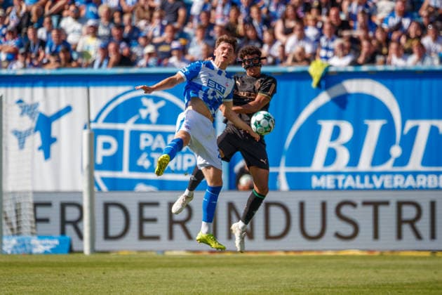 links Peter Kiedl (Rostock) gegen Tyler Louis Meisler (Gladbach) ; GER, FC Hansa Rostock vs. Borussia Mönchengladbach, Fußball, Männer, Testspiel, Spielzeit 2026 2027, 01.08.2026 Rostock Ostseestadion Mecklenburg - Vorpommern Deutschland *** On the left: Peter Kiedl (Rostock) vs. Tyler Louis Meisler (Gladbach), GER, FC Hansa Rostock vs. Borussia Mönchengladbach, Soccer, Men, Friendly Match, 2026–2027 Season, August 1, 2026, Rostock Ostseestadion, Mecklenburg-Western Pomerania, Germany