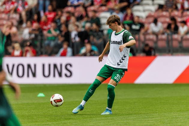 01.08.2026, GER, Testspiel, Saison 2026 2027), FC Energie Cottbus - SV Werder Bremen. Luca Höcker (SV Werder Bremen 35) bei der Erwärmung Cottbus Stadion der Freundschaft Brandenburg Deutschland *** August 1, 2026, GER, Friendly Match, 2026–2027 Season, FC Energie Cottbus vs. SV Werder Bremen; Luca Höcker of SV Werder Bremen, No. 35, warming up at Cottbus Stadion der Freundschaft in Brandenburg, Germany Copyright: xnordphotoxGmbHx xTrienitzx