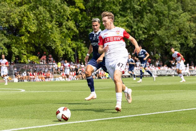 Deutschland: VfB Stuttgart vs Paris FC, Testspiel, Saison 2026 27, (Stuttgart): Yanik Spalt, (VfB Stuttgart, 47) am Ball Stuttgart Trainingsgelände VfB Stuttgart Baden Württemberg Deutschland *** Germany: VfB Stuttgart vs. Paris FC, Friendly Match, 2026–27 Season, Stuttgart: Yanik Spalt, VfB Stuttgart, 47 on the ball, Stuttgart Training Facility, VfB Stuttgart, Baden-Württemberg, Germany Copyright: xBenedictxChristx