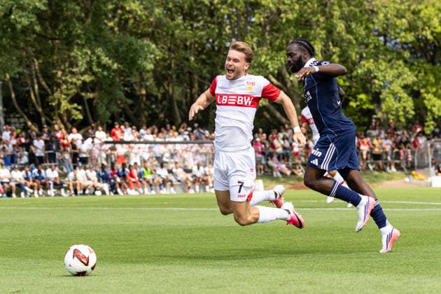 Deutschland: VfB Stuttgart vs Paris FC, Testspiel, Saison 2026 27, (Stuttgart): Maximilian Mittelstädt Maximilian Mittelstaedt, (VfB Stuttgart, 7) wird von Jonathan Ikone, (Paris FC, 93) gefoult Stuttgart Trainingsgelände VfB Stuttgart Baden Württemberg Deutschland *** Germany: VfB Stuttgart vs. Paris FC, Friendly Match, 2026–27 Season, Stuttgart: Maximilian Mittelstädt (VfB Stuttgart, No. 7) is fouled by Jonathan Ikone (Paris FC, No. 93) at the VfB Stuttgart training facility in Baden-Württemberg, Germany Copyright: xBenedictxChristx