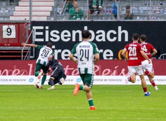 Fußball, Herren, Testspiel, Saison 2026 2027, FC Energie Cottbus - SV Werder Bremen, Chuki (Werder Bremen) erzielt das Tor zum 2:4 gegen Torhüter Kevin Kratzsch (Energie Cottbus), 01.08. 2026, *** Soccer, Men s, Friendly Match, 2026–2027 Season, FC Energie Cottbus vs. SV Werder Bremen, Chuki of Werder Bremen scores the goal to make it 2–4 past Energie Cottbus goalkeeper Kevin Kratzsch, August 1, 2026, Copyright: xSebastianxRäppold MatthiasxKochx