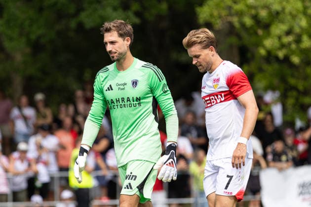 Deutschland: VfB Stuttgart vs Paris FC, Testspiel, Saison 2026 27, (Stuttgart): Kevin Trapp, (Paris FC, 1), Maximilian Mittelstädt Maximilian Mittelstaedt, (VfB Stuttgart, 7) Portraitfoto, Portrait, Einzelaufnahme, Porträt Stuttgart Trainingsgelände VfB Stuttgart Baden Württemberg Deutschland *** Germany: VfB Stuttgart vs. Paris FC, Friendly Match, 2026–27 Season, Stuttgart: Kevin Trapp, Paris FC, 1; Maximilian Mittelstädt, VfB Stuttgart, 7; portrait photo, portrait, individual shot, portrait; Stuttgart training facility, VfB Stuttgart, Baden-Württemberg, Germany Copyright: xBenedictxChristx