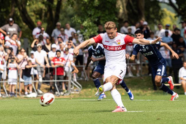 Deutschland: VfB Stuttgart vs Paris FC, Testspiel, Saison 2026 27, (Stuttgart): Maximilian Mittelstädt Maximilian Mittelstaedt, (VfB Stuttgart, 7) verschiesst den Elfmeter Stuttgart Trainingsgelände VfB Stuttgart Baden Württemberg Deutschland *** Germany: VfB Stuttgart vs. Paris FC, Friendly Match, 2026–27 Season, Stuttgart: Maximilian Mittelstädt, VfB Stuttgart, No. 7 misses the penalty kick; VfB Stuttgart Training Facility, Baden-Württemberg, Germany Copyright: xBenedictxChristx