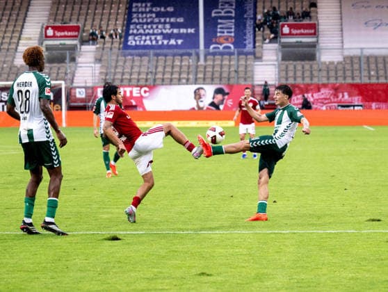 Fußball, Herren, Testspiel, Saison 2026 2027, FC Energie Cottbus - SV Werder Bremen, v.l. Skelly Alvero (Werder Bremen), Lucas Copado (Energie Cottbus), Patrice Covic (Werder Bremen), 01.08. 2026, *** Soccer, Men s, Friendly Match, 2026–2027 Season, FC Energie Cottbus vs. SV Werder Bremen, from left: Skelly Alvero (Werder Bremen), Lucas Copado (Energie Cottbus), Patrice Covic (Werder Bremen), August 1, 2026, Copyright: xSebastianxRäppold MatthiasxKochx
