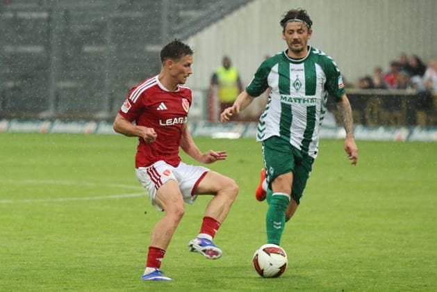 20 Axel Borgmann (Energie Cottbus, l.), 21 Kownacki Dawid (Werder) Fussball Testspiel 2026 2027 FC Energie Cottbus - SV Werder Bremen *** 20 Axel Borgmann, Energie Cottbus, l, 21 Dawid Kownacki, Werder Bremen, Soccer Friendly Match 2026 2027 FC Energie Cottbus vs. SV Werder Bremen