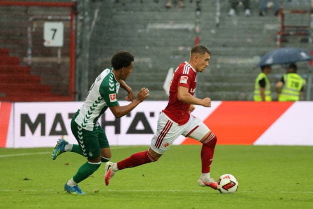 38 Erevbenagie Paul (Werder, l.) verfolgt 17 Julian Guttau (Energie Cottbus) Fussball Testspiel 2026 2027 FC Energie Cottbus - SV Werder Bremen *** 38 Erevbenagie Paul Werder, l vs. 17 Julian Guttau Energie Cottbus Soccer Friendly Match 2026 2027 FC Energie Cottbus SV Werder Bremen