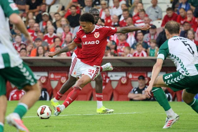 31 Justin Butler (Energie Cottbus) beim Torschuss Fussball Testspiel 2026 2027 FC Energie Cottbus - SV Werder Bremen *** 31 Justin Butler of Energie Cottbus taking a shot on goal in a soccer exhibition match in 2026–2027 between FC Energie Cottbus and SV Werder Bremen