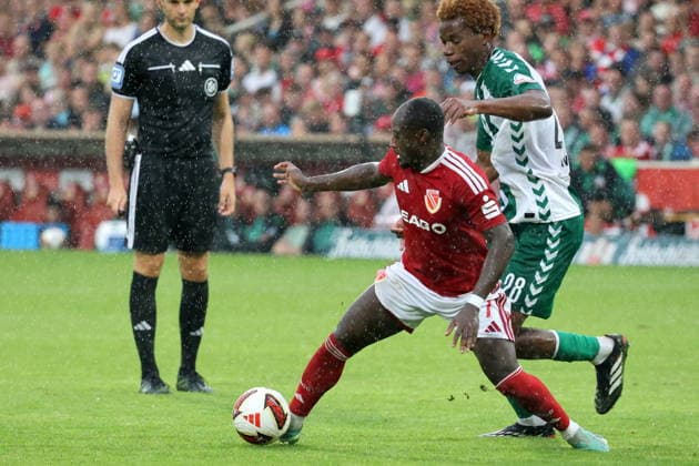 7 Christian Kinsombi (Energie Cottbus, l.) im Duell mit 28 Alvero Skelly (Werder) Fussball Testspiel 2026 2027 FC Energie Cottbus - SV Werder Bremen *** 7 Christian Kinsombi (Energie Cottbus), left, in a duel with 28 Alvero Skelly (Werder Bremen) in a soccer exhibition match in 2026–2027: FC Energie Cottbus vs. SV Werder Bremen
