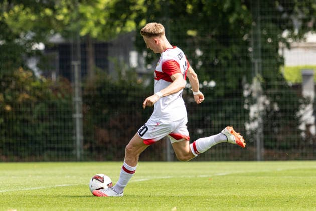 Deutschland: VfB Stuttgart vs Paris FC, Testspiel, Saison 2026 27, (Stuttgart): Chris Führich Chris Fuehrich, (VfB Stuttgart, 10) am Ball Stuttgart Trainingsgelände VfB Stuttgart Baden Württemberg Deutschland *** Germany: VfB Stuttgart vs. Paris FC, Friendly Match, 2026–27 Season, Stuttgart: Chris Führich, VfB Stuttgart, 10 on the ball, Stuttgart Training Facility, VfB Stuttgart, Baden-Württemberg, Germany Copyright: xBenedictxChristx