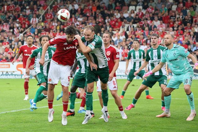 5 Dominik Pelivan (Energie Cottbus, l.) im Kopfballduell mit 5 Pieper Amos (Werder) Fussball Testspiel 2026 2027 FC Energie Cottbus - SV Werder Bremen *** 5 Dominik Pelivan, Energie Cottbus, left, in a header duel with 5 Pieper Amos, Werder Bremen, soccer friendly 2026 2027 FC Energie Cottbus SV Werder Bremen