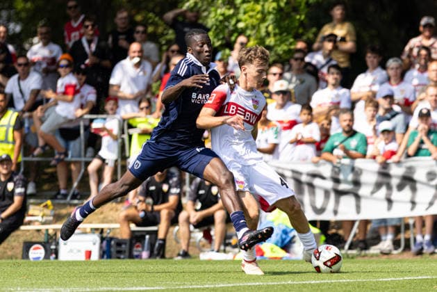 Deutschland: VfB Stuttgart vs Paris FC, Testspiel, Saison 2026 27, (Stuttgart): Yanik Spalt, (VfB Stuttgart, 47) im Zweikampf um den Ball mit einem Paris FC Spieler Stuttgart Trainingsgelände VfB Stuttgart Baden Württemberg Deutschland *** Germany: VfB Stuttgart vs. Paris FC, Friendly Match, 2026–27 Season, Stuttgart: Yanik Spalt of VfB Stuttgart, No. 47, battling for the ball with a Paris FC player at the VfB Stuttgart training facility in Baden-Württemberg, Germany Copyright: xBenedictxChristx