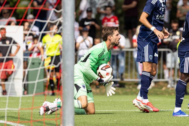 Deutschland: VfB Stuttgart vs Paris FC, Testspiel, Saison 2026 27, (Stuttgart): Kevin Trapp, (Paris FC, 1) hält den Elfmeter von Maximilian Mittelstädt Maximilian Mittelstaedt, (VfB Stuttgart, 7) Stuttgart Trainingsgelände VfB Stuttgart Baden Württemberg Deutschland *** Germany: VfB Stuttgart vs. Paris FC, Friendly Match, 2026–27 Season, Stuttgart: Kevin Trapp (Paris FC, No. 1) saves a penalty kick by Maximilian Mittelstädt (VfB Stuttgart, No. 7); VfB Stuttgart Training Facility, Baden-Württemberg, Germany Copyright: xBenedictxChristx