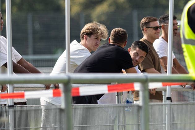 Deutschland: VfB Stuttgart vs Paris FC, Testspiel, Saison 2026 27, (Stuttgart): Angelo Stiller (VfB Stuttgart, 6) schaut beim Spiel zu Stuttgart Trainingsgelände VfB Stuttgart Baden Württemberg Deutschland *** Germany: VfB Stuttgart vs. Paris FC, Friendly Match, 2026–27 Season, Stuttgart: Angelo Stiller of VfB Stuttgart; 6 people watching the game at the VfB Stuttgart training facility in Baden-Württemberg, Germany Copyright: xBenedictxChristx