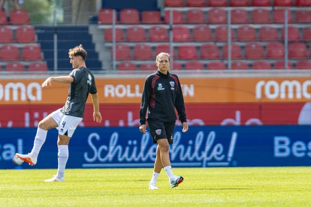Sabrina Wittmann (FC Ingolstadt 04, Chef-Trainerin) auf dem Feld dahinter Elias Decker (FC Ingolstadt 04, 04), GER, 1. FC Heidenheim vs. FC Ingolstadt, Fußball, Max-Liebhaber-Pokal, 2026 2027, 01.08.2026, DFL DFB REGULATIONS PROHIBIT ANY USE OF PHOTOGRAPHS AS IMAGE SEQUENCES AND OR QUASI-VIDEO, GER, 1. FC Heidenheim vs. FC Ingolstadt, Fußball, Max-Liebhaber-Pokal, 2026 2027, 01.08.2026 Heidenheim *** Sabrina Wittmann, FC Ingolstadt 04, head coach on the field; behind her, Elias Decker, FC Ingolstadt 04, 04, GER, 1 FC Heidenheim vs. FC Ingolstadt, soccer, Max Liebhaber Cup, 2026–2027, August 1, 2026, DFL and DFB regulations prohibit any use of photographs as image sequences and or quasi-video, GER, 1 FC Heidenheim vs. FC Ingolstadt, soccer, Max Liebhaber Cup, 2026–2027, August 1, 2026, Heidenheim Copyright: xEibner-Pressefoto JanixPlessx EP_JPL