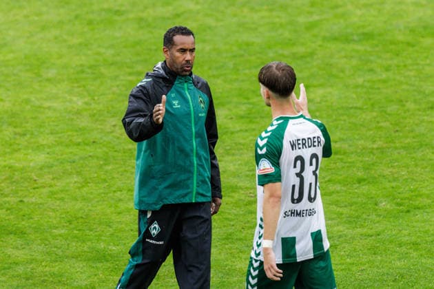 01.08.2026, GER, Testspiel, Saison 2026 2027), FC Energie Cottbus - SV Werder Bremen. Daniel Thioune (Coach SV Werder Bremen) bedankt sich bei Mick Schmetgens (SV Werder Bremen 33) Cottbus Stadion der Freundschaft Brandenburg Deutschland *** August 1, 2026, GER, Friendly Match, 2026–2027 Season, FC Energie Cottbus vs. SV Werder Bremen; Daniel Thioune, coach of SV Werder Bremen, thanks Mick Schmetgens; SV Werder Bremen 33; Cottbus Stadion der Freundschaft, Brandenburg, Germany Copyright: xnordphotoxGmbHx xTrienitzx