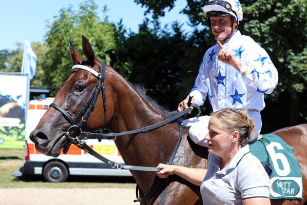 01.08.2026, Koeln, Nordrhein-Westfalen, GER - Nyela mit Martin Seidl nach dem Sieg. Galopprennbahn Koeln-Weidenpesch. (Pferd, Jockey, Nyela, Seidl, Sieg) 260801S988KOELN.JPG *** August 1, 2026, Cologne, North Rhine-Westphalia, GER Nyela with Martin Seidl after the victory at the Cologne Weidenpesch Racetrack Horse, Jockey, Nyela, Seidl, Victory 260801S988KOELN JPG