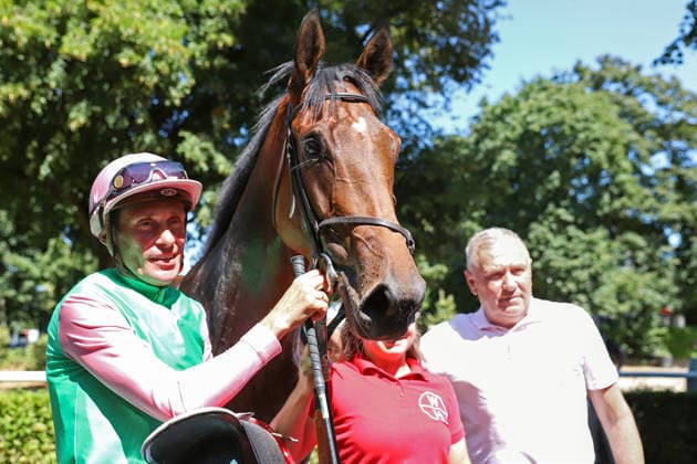 01.08.2026, Koeln, Nordrhein-Westfalen, GER - Nariman mit Alexander Pietsch und Trainer Waldemar Hickst nach dem Sieg. Galopprennbahn Koeln-Weidenpesch. (Pferd, Jockey, Nariman, Pietsch, Sieg) 260801S992KOELN.JPG *** August 1, 2026, Cologne, North Rhine-Westphalia, GER Nariman with Alexander Pietsch and trainer Waldemar Hickst after the victory at the Cologne Weidenpesch Racetrack Horse, jockey, Nariman, Pietsch, victory 260801S992KOELN JPG