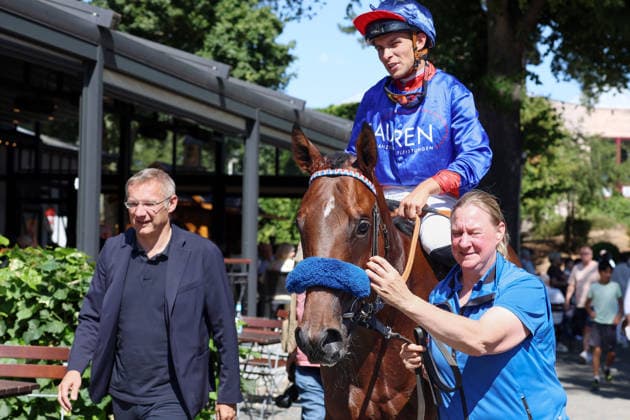 01.08.2026, Koeln, Nordrhein-Westfalen, GER - Dimitri mit Thore Hammer-Hansen und Besitzer Eckhard Sauren nach dem Sieg im BBAG-Auktionsrennen. Galopprennbahn Koeln-Weidenpesch. (Pferd, Jockey, Dimitri, Hammer-Hansen, Sieg, Besitzer, Sauren) 260801S997KOELN.JPG *** August 1, 2026, Cologne, North Rhine-Westphalia, GER Dimitri with Thore Hammer Hansen and owner Eckhard Sauren after winning the BBAG Auction Race at the Cologne-Weidenpesch Racetrack Horse, Jockey, Dimitri, Hammer Hansen, victory, owner, Sauren 260801S997KOELN JPG