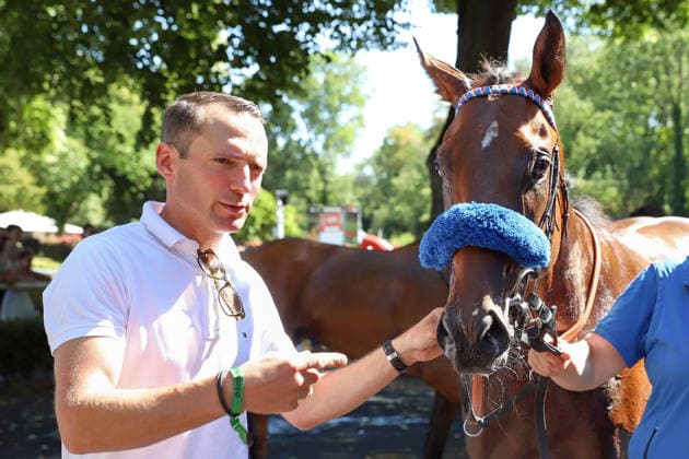 01.08.2026, Koeln, Nordrhein-Westfalen, GER - Dimitri mit Trainer Henk Grewe nach dem Sieg im BBAG-Auktionsrennen. Galopprennbahn Koeln-Weidenpesch. (Pferd, Trainer, Dimitri, Grewe, Sieg) 260801S998KOELN.JPG *** August 1, 2026, Cologne, North Rhine-Westphalia, GER Dimitri with trainer Henk Grewe after winning the BBAG Auction Race at the Cologne Weidenpesch Racetrack Horse, Trainer, Dimitri, Grewe, Victory 260801S998KOELN JPG