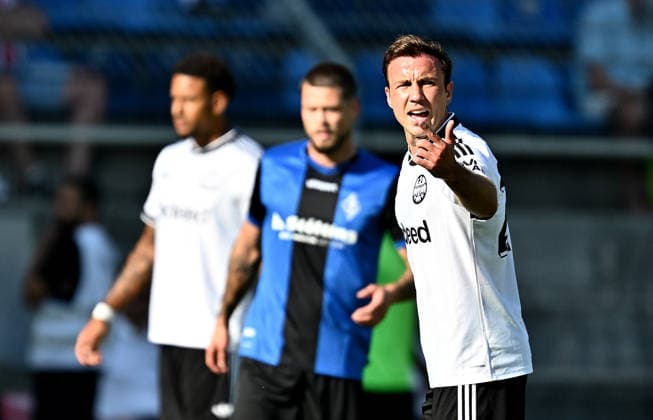 01.08.2026, xfux, Fussball Testspiel, SV Waldhof Mannheim - Eintracht Frankfurt, v.l. Mario Götze Goetze (Eintracht Frankfurt) gibt Anweisungen, gestikuliert, mit den Armen gestikulieren gives instructions, gesticulate, gesticolando. (DFL DFB REGULATIONS PROHIBIT ANY USE OF PHOTOGRAPHS as IMAGE SEQUENCES and or QUASI-VIDEO) Mannheim *** August 1, 2026, xfux, Soccer Friendly Match, SV Waldhof Mannheim vs. Eintracht Frankfurt, from left: Mario Götze (Goetze) of Eintracht Frankfurt gives instructions, gesticulates, gesticulando with his arms; DFL and DFB regulations prohibit any use of photographs as image sequences and or quasi-video; Mannheim