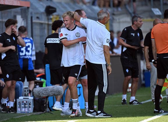 01.08.2026, xjhx, Fussball Testspiel, SV Waldhof Mannheim - Eintracht Frankfurt v.l. Jonathan Jonny Burkardt (Eintracht Frankfurt), Trainer Adolf Adi Hütter (Eintracht Frankfurt) Mannheim *** August 1, 2026, xjhx, Soccer Friendly Match, SV Waldhof Mannheim vs. Eintracht Frankfurt, Jonathan Jonny Burkardt (Eintracht Frankfurt), Coach Adolf Adi Hütter (Eintracht Frankfurt), Mannheim