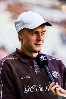 Deutschland: Fußball 2. Bundesliga 2026 27, Vorbereitungsspiel FC St. Pauli vs Deportivo de A Coruna Millerntor-Stadion (Hamburg): Neuverpflichtung Rony Jansson (FC St. Pauli) gibt Interviews *** Germany Soccer 2. Bundesliga 2026–27, Preseason Match: FC St. Pauli vs. Deportivo de A Coruna at Millerntor Stadium in Hamburg; New Signing Rony Jansson of FC St. Pauli Gives Interviews Copyright: xStefanxTrochax