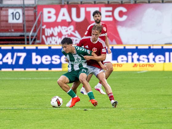 Fußball, Herren, Testspiel, Saison 2026 2027, FC Energie Cottbus - SV Werder Bremen, v.l. Patrice Covic (Werder Bremen), Lukas Michelbrink (Energie Cottbus), 01.08. 2026, *** Soccer, Men s, Friendly Match, 2026–2027 Season, FC Energie Cottbus vs. SV Werder Bremen, from left: Patrice Covic (Werder Bremen), Lukas Michelbrink (Energie Cottbus), August 1, 2026, Copyright: xSebastianxRäppold MatthiasxKochx