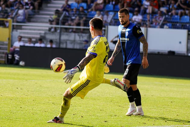 01.08.2026, xhettx, Fussball Testspiel, SV Waldhof Mannheim - Eintracht Frankfurt v.l. Abschlag Michael Zetterer (SG Eintracht Frankfurt, 23) (DFL DFB REGULATIONS PROHIBIT ANY USE OF PHOTOGRAPHS as IMAGE SEQUENCES and or QUASI-VIDEO) *** August 1, 2026, xhettx, Soccer friendly match, SV Waldhof Mannheim vs. Eintracht Frankfurt; left: Michael Zetterer taking the kickoff for SG Eintracht Frankfurt; 23. DFL and DFB regulations prohibit any use of photographs as image sequences and or quasi-video.