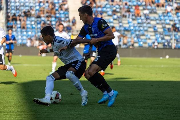 Waldhof Mannheim gegen Eintracht Frankfurt (Testspiel im Carl-Benz-Stadion Mannheim)***Ansgar Knauff (7, Frankfurt) und Claudio Kammerkn echt (15, Mannheim) im Zweikampf *** Waldhof Mannheim vs. Eintracht Frankfurt Friendly Match at Carl Benz Stadium in Mannheim ***Ansgar Knauff (7, Frankfurt) and Claudio Kammerkn (15, Mannheim) in a tackle Copyright: xUdoxHerrmannx