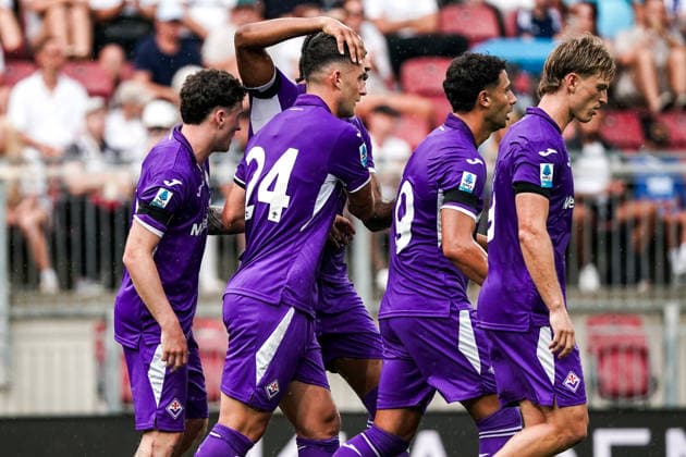 Fussball: Österreich: Internationales Testspiel 2026 2027 - 01.08.2026 - Real Madrid CF vs. ACF Fiorentina - Wörthersee Stadion (Klagenfurt, Österreich); Fiorentina bejubelt das Tor zum 2-1 durch Roberto Piccoli (Fiorentina) *** Soccer Austria International Friendly 2026 2027 01 08 2026 Real Madrid CF vs. ACF Fiorentina Wörthersee Stadium, Klagenfurt, Austria Fiorentina celebrates Roberto Piccoli s goal to make it 2–1 Fiorentina Copyright: xLUKAxKOLANOVICx