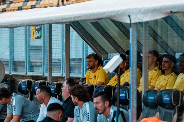 Niederlande Deutschland: Fußball Testspiel Männer 2026 - 2027 - Roda JC Kerkrade vs. Alemannia Aachen - Parkstad Limburg Stadion, Mika Schroers (Alemannia Aachen, 27) möglicher Transfer, sitzt auf der Bank, Einwechselspieler *** Netherlands vs. Germany Men s Soccer Friendly 2026 2027 Roda JC Kerkrade vs. Alemannia Aachen Parkstad Limburg Stadium, Mika Schroers (Alemannia Aachen), 27, potential transfer, on the bench, substitute Copyright: xThiemoxRudolphx