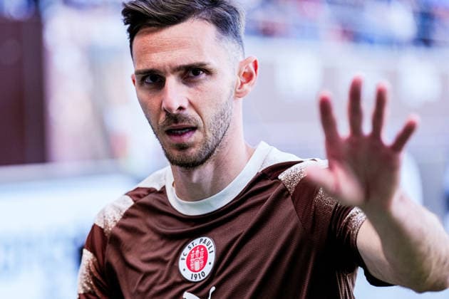 Deutschland: Fußball 2. Bundesliga 2026 27, Vorbereitungsspiel FC St. Pauli vs Deportivo de A Coruna Millerntor-Stadion (Hamburg): Branimir Hrgota (FC St. Pauli, 10), Freisteller, Porträt Portraitä *** Germany Soccer 2. Bundesliga 2026–27, Preseason Match: FC St. Pauli vs. Deportivo de A Coruna, Millerntor Stadium, Hamburg; Branimir Hrgota, FC St. Pauli, 10, Cutout, Portrait, Portraits Copyright: xStefanxTrochax