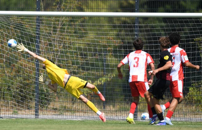 01.08.2026, xophax, Fussball , DFB - Pokal U19 , A- Junioren , A- Jugend . 1 Runde. Fortuna Köln gegen SC Freiburg. Cedric Dreher ( SC Freiburg ) erzielt das 3 zu 0 für den SC Freiburg . Torwart Elias Ries ( SC Fortuna Köln ) kommt zu spät. Köln *** August 1, 2026, xophax, Soccer, DFB Cup U19, A Juniors, A Youth, 1st Round: Fortuna Cologne vs. SC Freiburg; Cedric Dreher of SC Freiburg scores the 3-0 goal for SC Freiburg; Goalkeeper Elias Ries of SC Fortuna Cologne is too late; Cologne