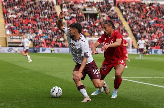 Hearts Hearts Claudio Braga and Aberdeen s Nesta Guinness-Walker Aberdeen v Heart of Midlothian, William Hill Scottish Premiership, Football, Pittodrie, Aberdeen, Scotland, UK - 01 Aug 2026Aberdeen Pittodrie Scotland United Kingdom  Copyright: xRussellxCheyne Shutterstockx 17024383an