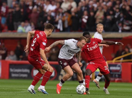 Aberdeen s Brad Lyons Hearts Calvin Miller and Aberdeen s Afeez Aremu Aberdeen v Heart of Midlothian, William Hill Scottish Premiership, Football, Pittodrie, Aberdeen, Scotland, UK - 01 Aug 2026Aberdeen Pittodrie Scotland United Kingdom  Copyright: xRussellxCheyne Shutterstockx 17024383al