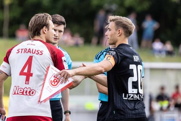 SSV Jahn Regensburg vs. SSV Ulm 1846 Fußball, Fussball, Testspiel, Trainingsplatz Regensburg 01.08.26 Platzwahl der Kapitäne v.l. Felix Strauss (SSV Jahn Regensburg, 04), Alexander Kopf (SSV Ulm 1846 Fußball, 20) SSV Jahn Regensburg vs. SSV Ulm 1846 Fußball, Fussball, Testspiel, Trainingsplatz Regensburg 01.08.26 Foto: Lucca Fundel Regensburg Trainingsplatz Bayern Deutschland *** SSV Jahn Regensburg vs. SSV Ulm 1846 Soccer, Football, Friendly Match, Regensburg Training Field, August 1, 2001: Captains coin toss (from left): Felix Strauss (SSV Jahn Regensburg), 04, Alexander Kopf (SSV Ulm 1846) Soccer, 20 SSV Jahn Regensburg vs. SSV Ulm 1846 Soccer, Friendly Match, Regensburg Training Field, August 1, 2026. Photo by Lucca Fundel, Regensburg Training Field, Bavaria, Germany