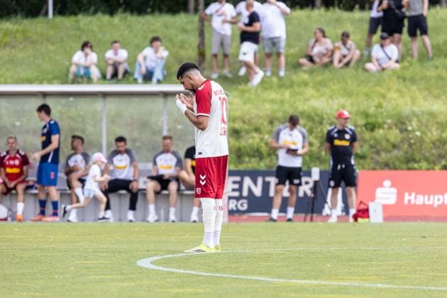 SSV Jahn Regensburg vs. SSV Ulm 1846 Fußball, Fussball, Testspiel, Trainingsplatz Regensburg 01.08.26 vor Anpfiff Nassim Boujellab (SSV Jahn Regensburg, 10) SSV Jahn Regensburg vs. SSV Ulm 1846 Fußball, Fussball, Testspiel, Trainingsplatz Regensburg 01.08.26 Foto: Lucca Fundel Regensburg Trainingsplatz Bayern Deutschland *** SSV Jahn Regensburg vs. SSV Ulm 1846 Soccer, Soccer, Friendly Match, Regensburg Training Ground, August 1, 2026, before kickoff: Nassim Boujellab of SSV Jahn Regensburg, 10 SSV Jahn Regensburg vs. SSV Ulm 1846 Soccer, Soccer, Friendly Match, Regensburg Training Ground, August 1, 2001, Photo by Lucca Fundel, Regensburg Training Ground, Bavaria, Germany