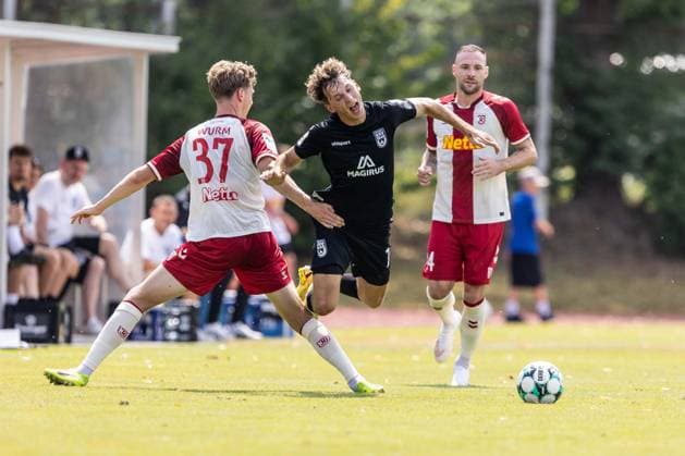 SSV Jahn Regensburg vs. SSV Ulm 1846 Fußball, Fussball, Testspiel, Trainingsplatz Regensburg 01.08.26 v.l. Leopold Wurm (SSV Jahn Regensburg, 37), Benjamin Goller (SSV Ulm 1846 Fußball, 07) SSV Jahn Regensburg vs. SSV Ulm 1846 Fußball, Fussball, Testspiel, Trainingsplatz Regensburg 01.08.26 Foto: Lucca Fundel Regensburg Trainingsplatz Bayern Deutschland *** SSV Jahn Regensburg vs. SSV Ulm 1846 Soccer, Football, Friendly Match, Regensburg Training Field 01 08 26 (from left) Leopold Wurm (SSV Jahn Regensburg), 37, Benjamin Goller (SSV Ulm 1846) Soccer, 07 SSV Jahn Regensburg vs. SSV Ulm 1846 Soccer, Football, Friendly Match, Regensburg Training Ground, August 26, 2001 Photo by Lucca Fundel, Regensburg Training Ground, Bavaria, Germany