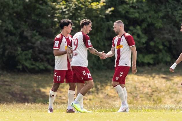 SSV Jahn Regensburg vs. SSV Ulm 1846 Fußball, Fussball, Testspiel, Trainingsplatz Regensburg 01.08.26 Torjubel Jubel Freude nach Treffer Tor Torschuss zum 1:0 durch Marco Wörner (SSV Jahn Regensburg, 11). v.l. Dennis Chessa (SSV Ulm 1846 Fußball, 11), Adrian Fein (SSV Jahn Regensburg, 29), Patrick Hobsch (SSV Jahn Regensburg, 34) SSV Jahn Regensburg vs. SSV Ulm 1846 Fußball, Fussball, Testspiel, Trainingsplatz Regensburg 01.08.26 Foto: Lucca Fundel Regensburg Trainingsplatz Bayern Deutschland *** SSV Jahn Regensburg vs. SSV Ulm 1846 Soccer, Football, Friendly Match, Regensburg Training Field, August 1, 2026 Goal celebration, cheers, joy after a goal, shot on goal for the 1–0 lead by Marco Wörner of SSV Jahn Regensburg, 11 (left) Dennis Chessa, SSV Ulm 1846, soccer, 11, Adrian Fein, SSV Jahn Regensburg, 29, Patrick Hobsch, SSV Jahn Regensburg, 34, SSV Jahn Regensburg vs. SSV Ulm 1846, soccer, friendly match, Regensburg training ground, August 1, 2026, photo by Lucca Fundel, Regensburg training ground, Bavaria, Germany