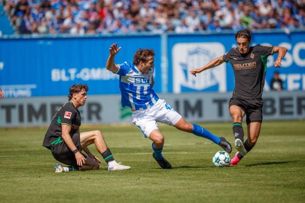 v.l. Philipp Sander (Gladbach) , Benno Dietze (Rostock) und Florian Neuhaus (Gladbach) ; GER, FC Hansa Rostock vs. Borussia Mönchengladbach, Fußball, Männer, Testspiel, Spielzeit 2026 2027, 01.08.2026 Rostock Ostseestadion Mecklenburg - Vorpommern Deutschland *** From left: Philipp Sander (Gladbach), Benno Dietze (Rostock), and Florian Neuhaus (Gladbach) GER, FC Hansa Rostock vs. Borussia Mönchengladbach, Soccer, Men, Friendly, 2026–2027 Season, August 1, 2026, Rostock Ostseestadion, Mecklenburg-Western Pomerania, Germany